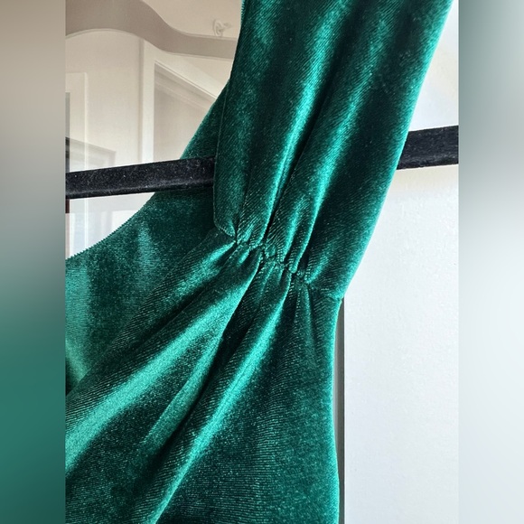 Beautiful emerald green velvet wiggle dress. Perfect for the holidays! Marilyn! - Picture 3 of 5